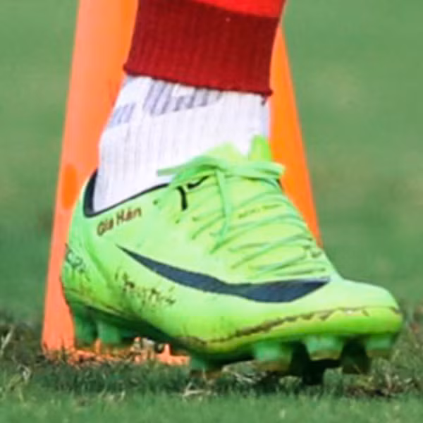 Đáng nói, đôi giày được Hoàng Đức sử dụng trong buổi tập luyện này có khắc tên bạn gái của chàng tiền vệ sinh năm 1998. Ngay lập tức, chi tiết nhỏ này đã nhận được sự quan tâm, chú ý của đông đảo cộng đồng mạng.