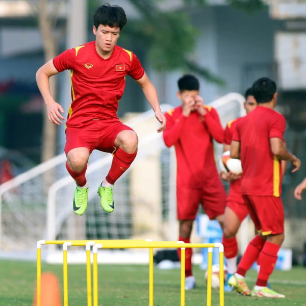 Hiện tại, cầu thủ Hoàng Đức đang cùng với U23 Việt Nam thi đấu tại SEA Games 31 để bảo vệ tấm huy chương vàng ở môn bóng đá nam. Tuy nhiên, anh vẫn khiến dư luận xôn xao bởi chi tiết thể hiện tình cảm với bạn gái dù cả hai đang phải cách xa.