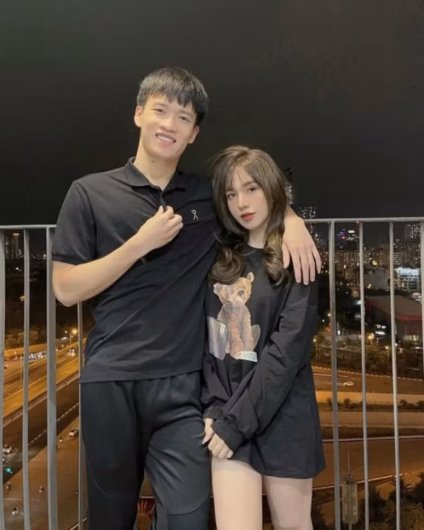 Về phía bạn gái Hoàng Đức, cô là Nguyễn Gia Hân, sinh năm 1997, đang là chủ một thẩm mỹ viện cũng như kinh doanh các sản phẩm làm đẹp.