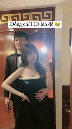 Trong khi Hoàng Đức đang thi đấu cho CLB Viettel ở Hà Nội thì bạn gái anh có quê gốc ở Đồng Nai và hiện đang làm việc tại trong Nam.