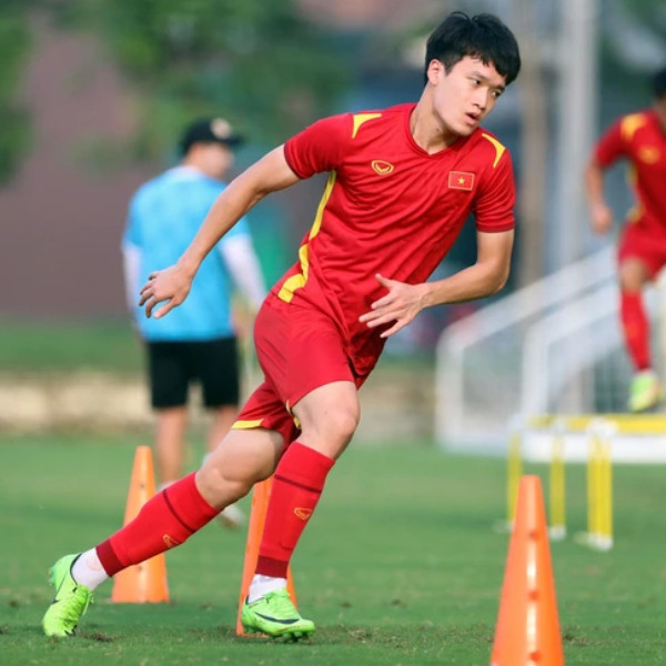 Cụ thể, trong một buổi tập gần đây cùng với động đội, cầu thủ Hoàng Đức gây chú ý kh sử dụng đôi giày Nike màu xanh lá cây.