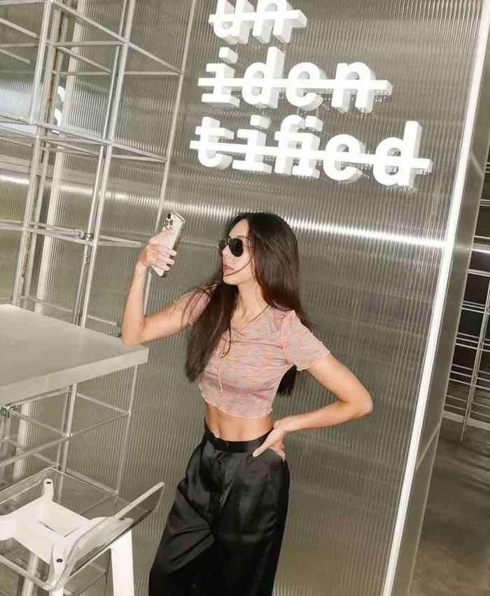 Người đẹp xứ chùa Vàng ưa chuộng những item trendy, kết hợp cùng lối mix&amp;match hiện đại, đẹp mắt trong streetstyle hằng ngày.