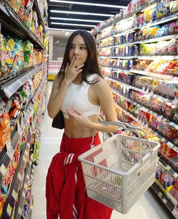 Ngoài đời, nữ giảng viên cũng khiến nhiều người không khỏi trầm trồ với phong cách trẻ trung, thời thượng.