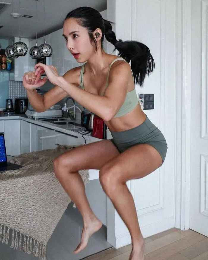 Với thân hình săn chắc, khỏe khoắn hiện tại, không ai nghĩ người đẹp sinh năm 1987 từng đau khổ về vấn đề cân nặng. Thời điểm mới vào ngành giải trí, cô đã giảm cân không kiểm soát để có được vóc dáng thon gọn, mảnh mai hơn.