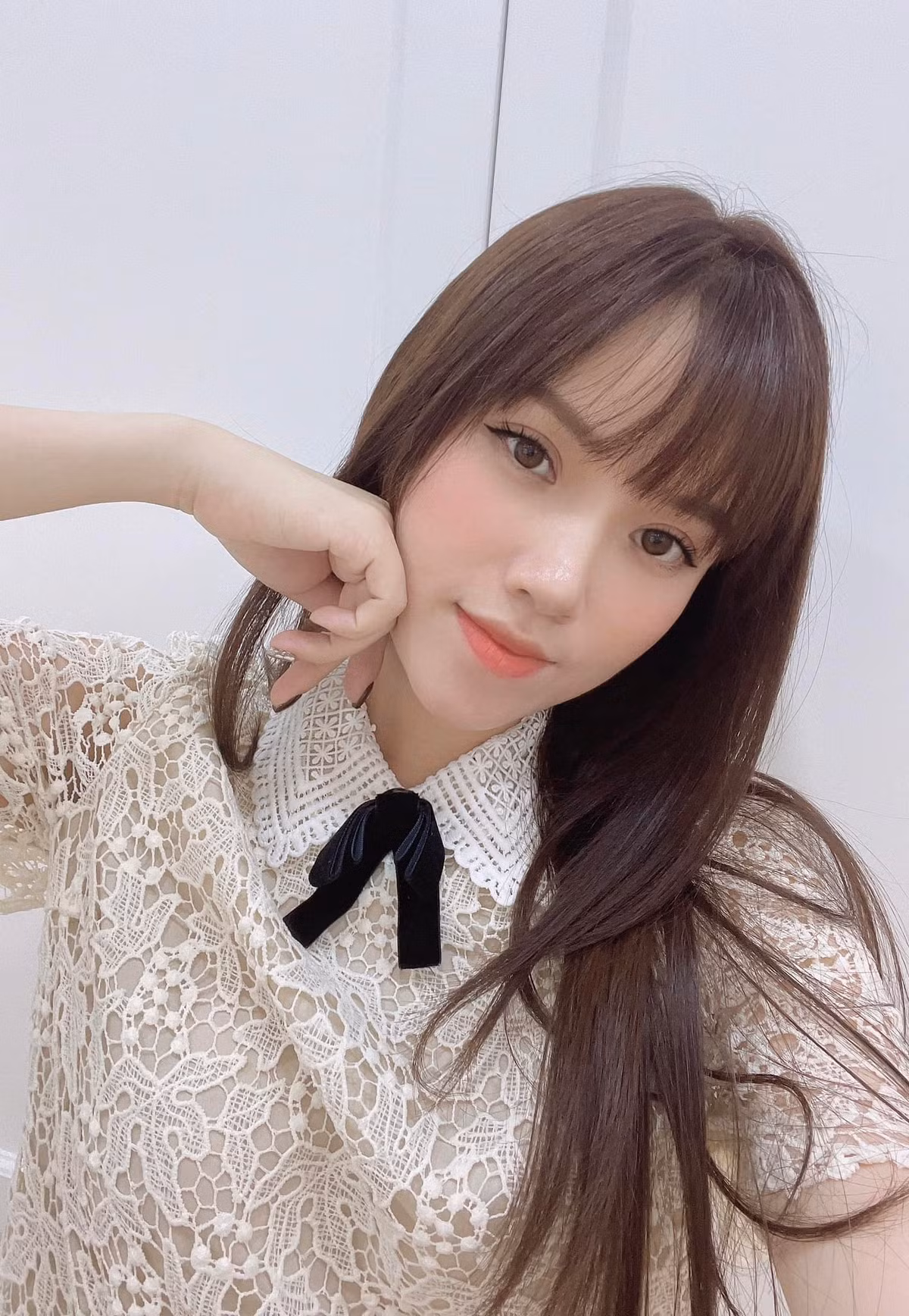 Không chỉ thăng hạng về nhan sắc, cuộc sống của Chi Hoa cùng ông xã doanh nhân cũng phải khiến nhiều người trầm trồ. Sau khi kết hôn, cô có phần thoải mái chia sẻ cuộc sống hôn nhân của mình trên mạng hơn.