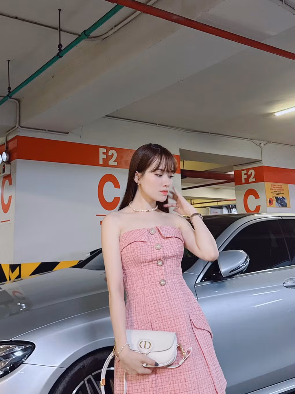 Giữa năm 2019, mỹ nhân sinh năm 1992 bất ngờ công khai lên xe hoa, về chung nhà với ông xã là doanh nhân tại Bình Phước sau 5 năm tìm hiểu.