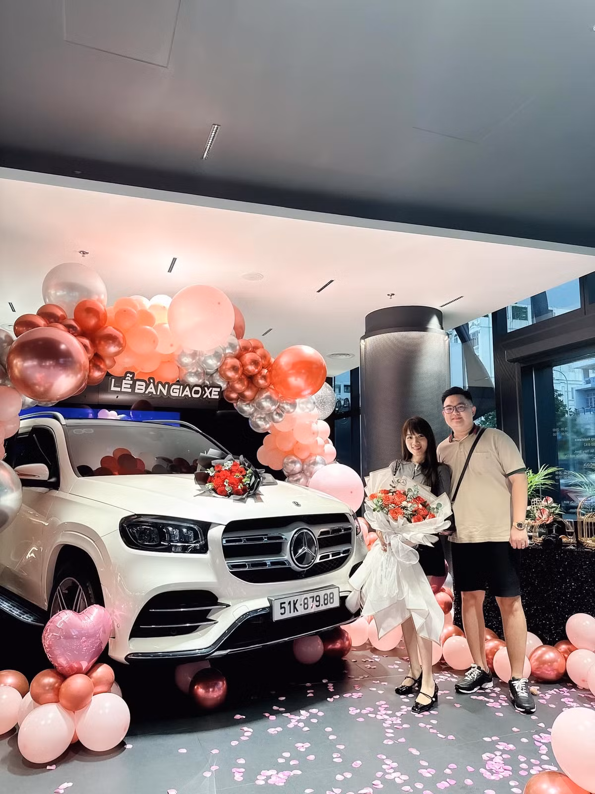 Dù đã là mẹ 2 con nhưng Chi Hoa vẫn giữ được body thon gọn, mảnh mai khiến nhiều người ngưỡng mộ. Bên cạnh đó, nhiều người vẫn nhận xét vẻ đẹp của cô nàng có nhiều nét cuốn hút, khó quên.