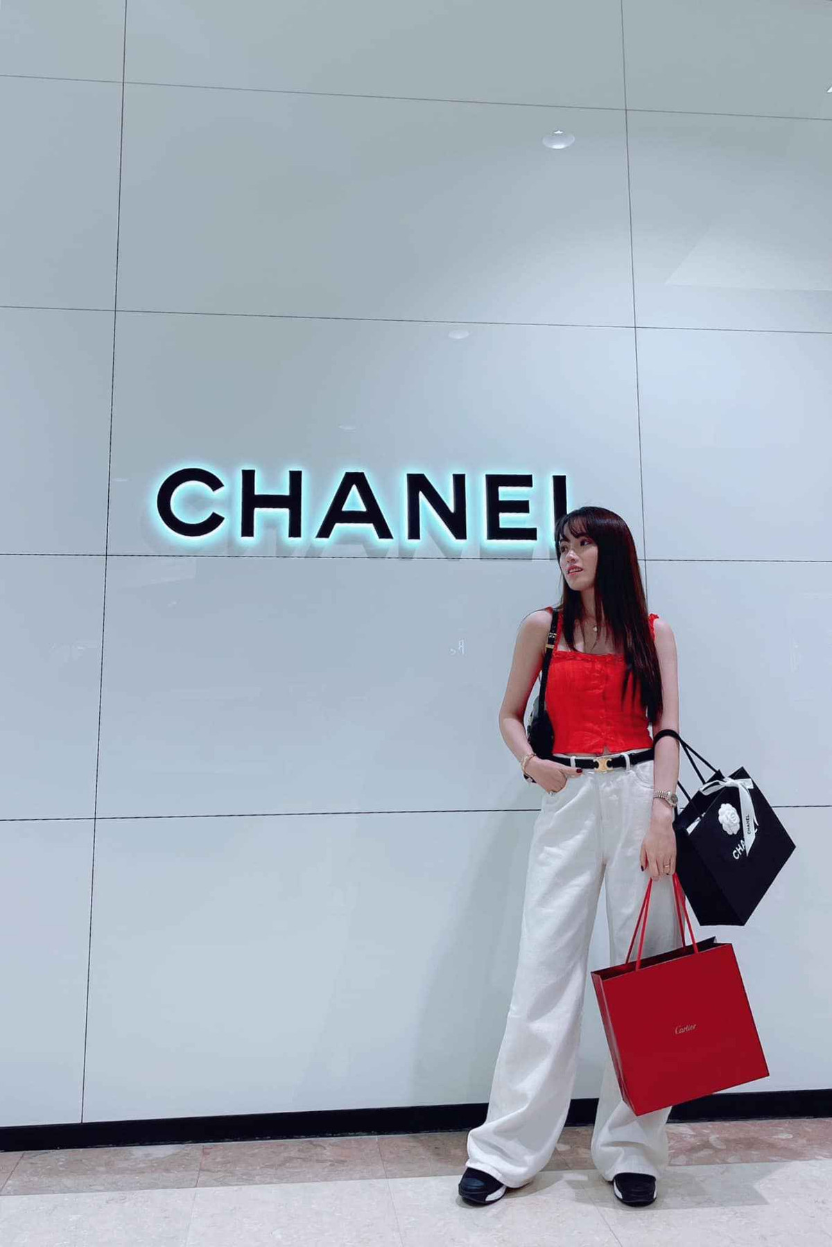 Từ đó đến nay, Chi Hoa tập trung cho công việc kinh doanh, trở thành bà mẹ 2 con và dành nhiều thời gian để chăm sóc gia đình, tổ ấm của mình.