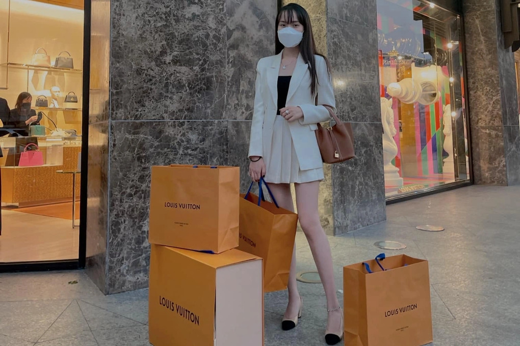 Không còn hình ảnh cá tính, phá cách ở tuổi 18, Chi Hoa hiện tại chuyển hướng sang phong cách thời trang trưởng thành, sang trọng. Cô chuộng diện các trang phục thanh lịch, đằm thắm nhưng vẫn tôn được vóc dáng của mình.