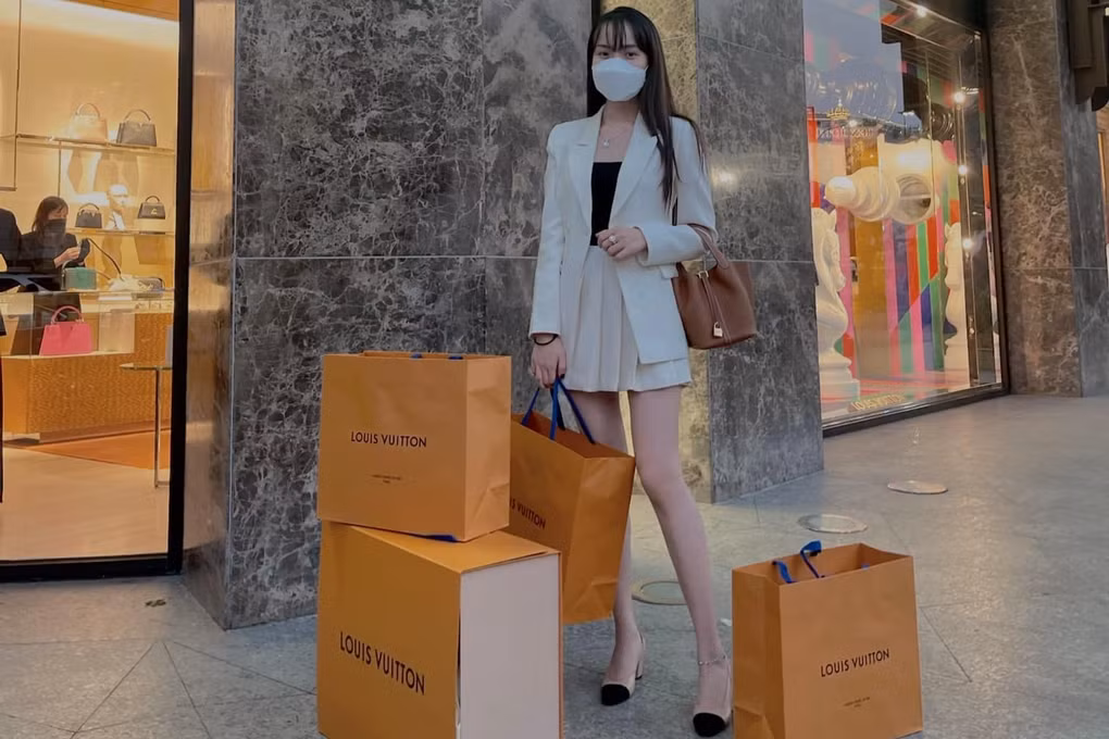 Không còn hình ảnh cá tính, phá cách ở tuổi 18, Chi Hoa hiện tại chuyển hướng sang phong cách thời trang trưởng thành, sang trọng. Cô chuộng diện các trang phục thanh lịch, đằm thắm nhưng vẫn tôn được vóc dáng của mình.