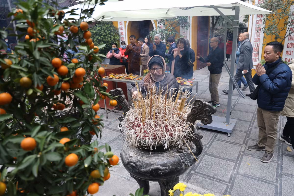 Bà Thanh Huyền (ngụ quận Hoàn Kiếm) chia sẻ: "Hàng năm, vào mùng 1 Tết, tôi đều đến chùa Quán Sứ lễ Phật, cầu bình an, may mắn sức khỏe cho gia đình. Sau khi đi lễ, tôi cùng gia đình du xuân và tận hưởng không khí ngày đầu năm mới".