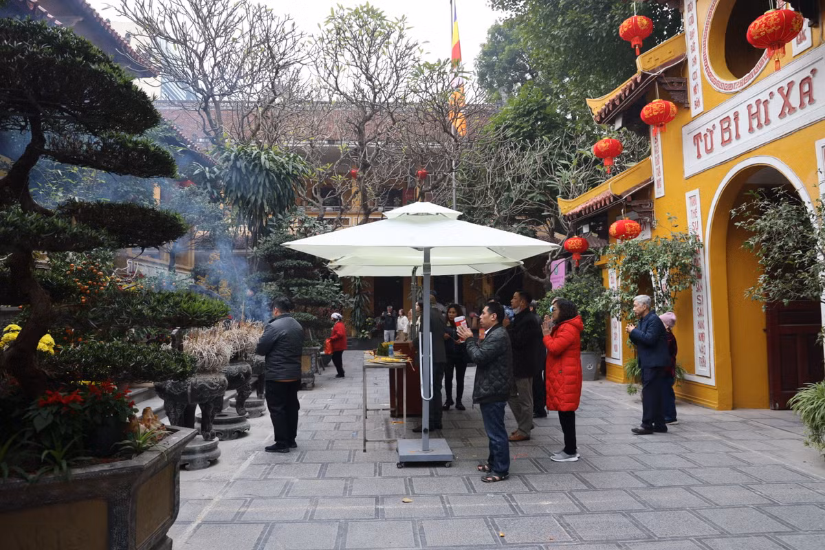 Ai cũng thành tâm lễ Phật cầu cho mọi người trong gia đình một năm mới an lành, gặp nhiều điều may mắn.