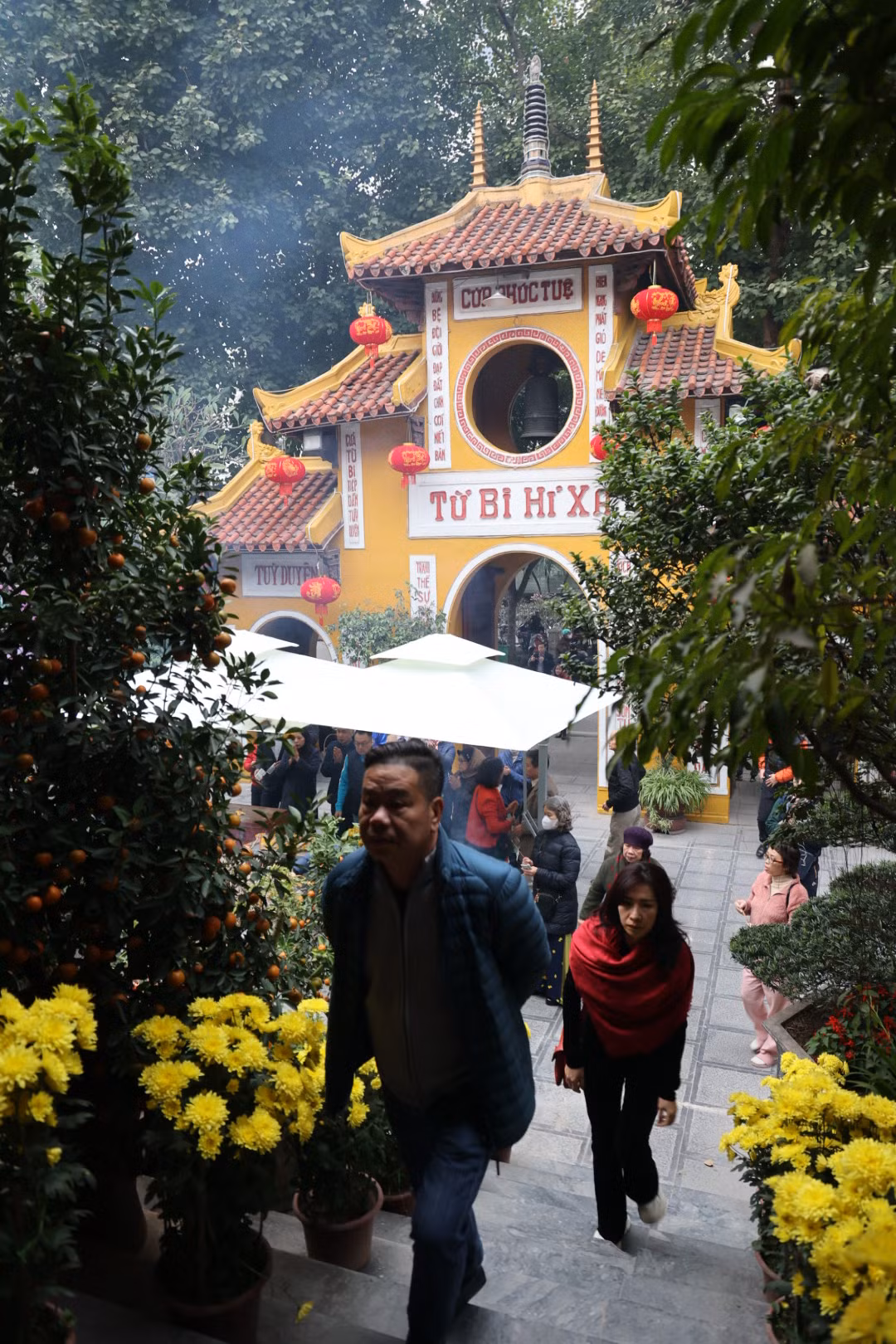 Để đảm bảo phòng chống cháy nổ, năm nay chùa Quán Sứ đã yêu cầu mỗi người dân chỉ thắp 1 nén hương và không đốt vàng mã.