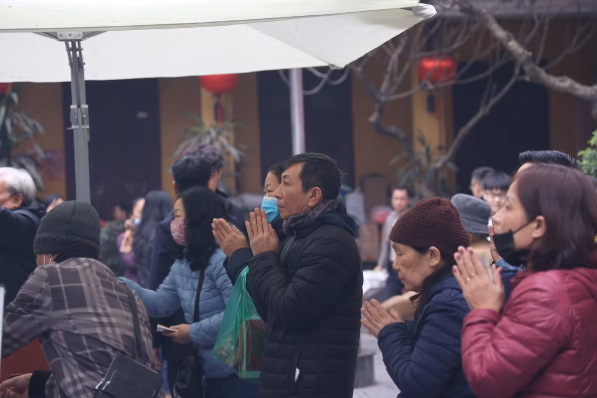 Người dân thành tâm lễ bái.