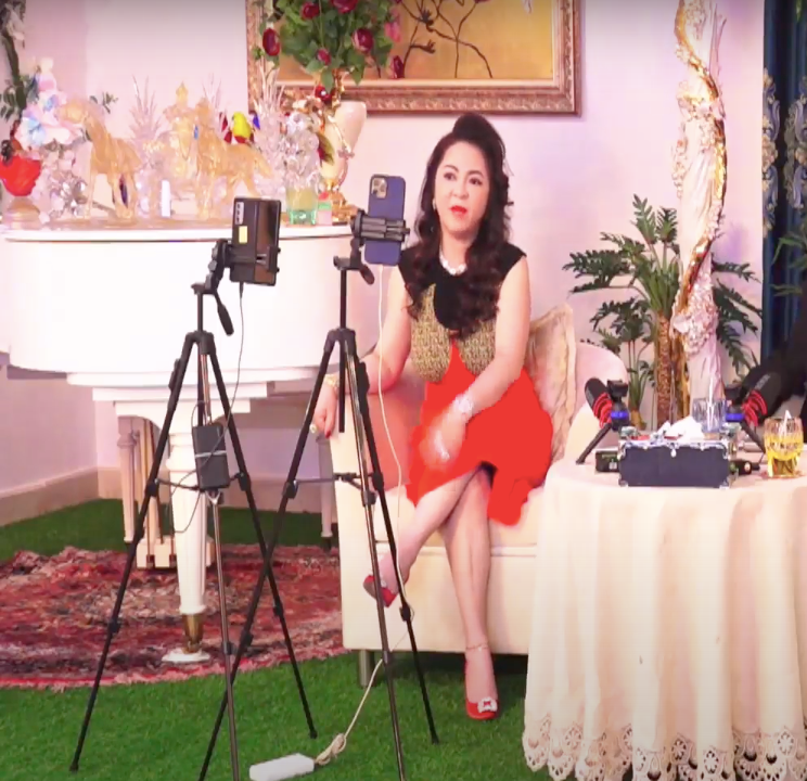 Bên cạnh đó, bà Phương Hằng thậm chí còn đứng ra bảo vệ, đề nghị quản lý NS Phi Nhung làm rõ chuyện có trả tiền cho Hồ Văn Cường hay không.