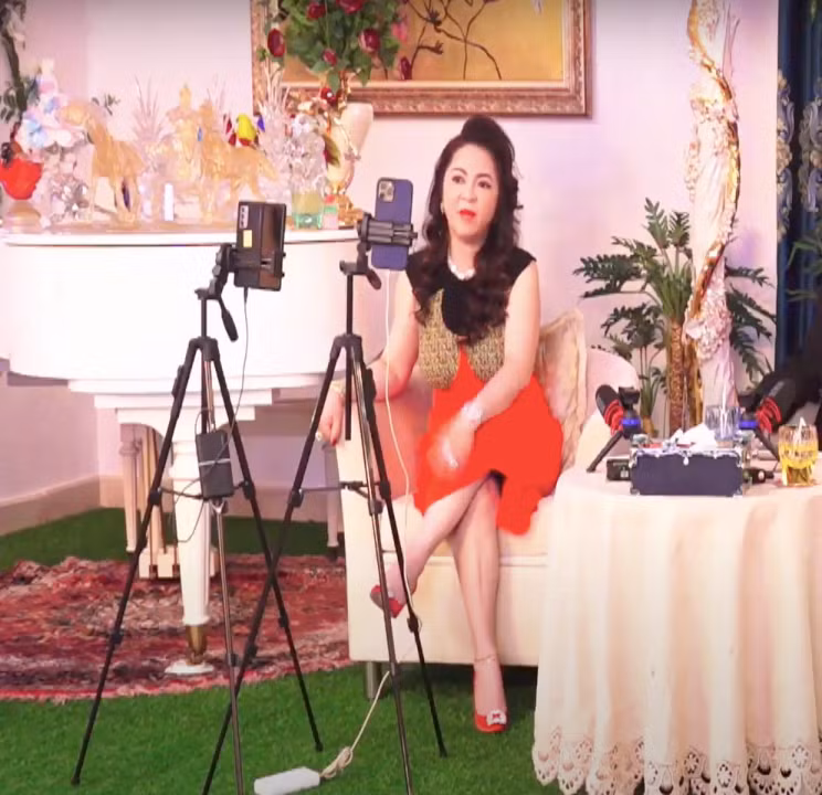 Bên cạnh đó, bà Phương Hằng thậm chí còn đứng ra bảo vệ, đề nghị quản lý NS Phi Nhung làm rõ chuyện có trả tiền cho Hồ Văn Cường hay không.