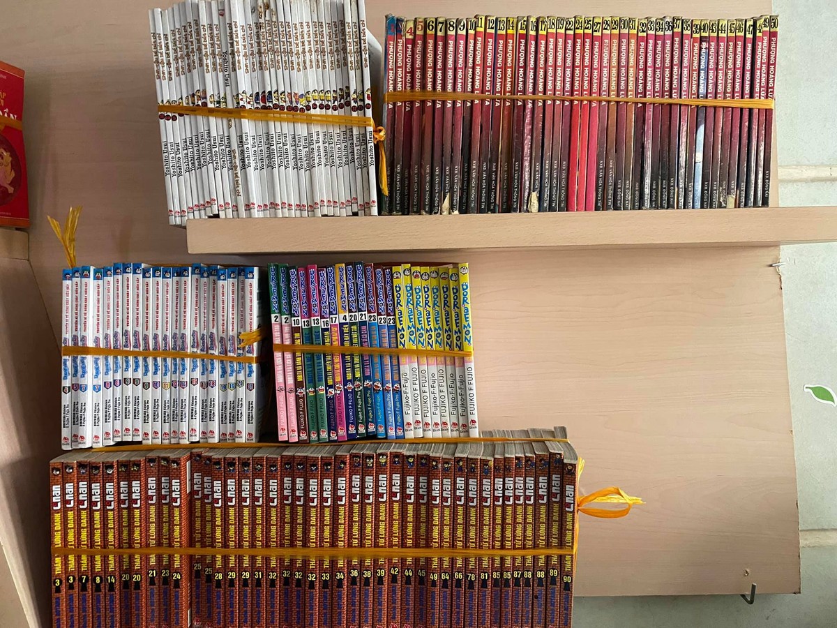 Cụ thể, trong fanpage quy tụ nhiều thành viên, nickname Thanh Pham chia sẻ những bức ảnh trên kèm theo dòng trạng thái: "Không dám gọi là tài sản vì có đáng bao nhiêu đâu. 8X, 9X có lẽ sẽ quen thuộc hơn vì chủ yếu là truyện đời cũ, một số ít là truyện mới. Góc này giờ cũng ít đọc nên chủ yếu mang tính chất hoài niệm thôi. Thỉnh thoảng lôi ra lau dọn rồi đọc vài quyển, nhớ lại cái thời nhịn ăn sáng để thuê truyện, 500đ/quyển mà đọc đi đọc lại mới trả cho đỡ tiếc cũng vui vui...