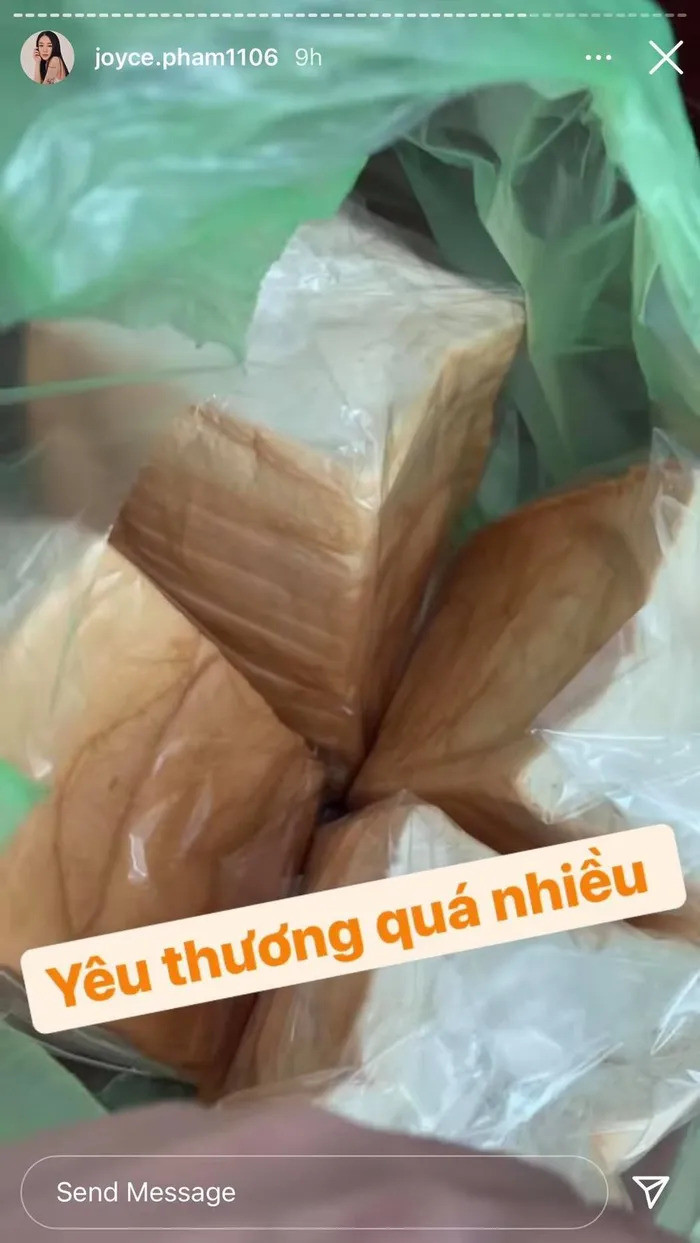 Mới đây trên story trang Instagram cá nhân, ái nữ nhà đại gia Minh Nhựa, vừa đăng hình ảnh một bịch bánh mì sandwich. Điều đáng nói đây là phần bánh cô được fan tặng, không phải mua.