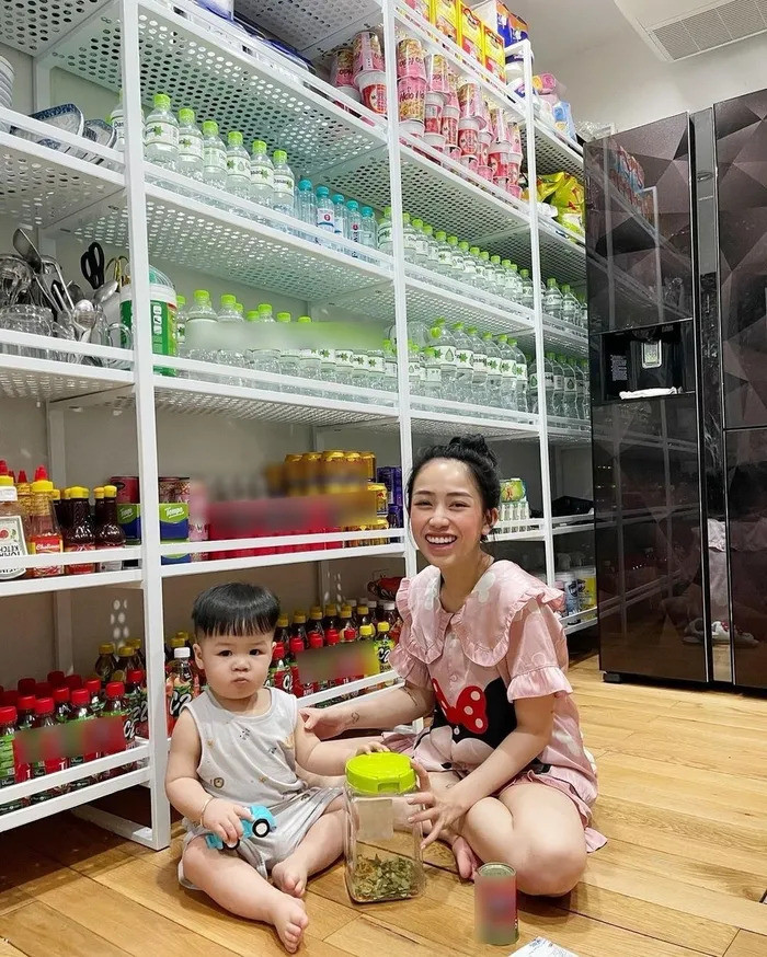 Lí do người bán gửi tặng bánh cho Joyce Phạm vì họ rất yêu quý gia đình nhỏ của Joyce Phạm, nhất là bé Tít.