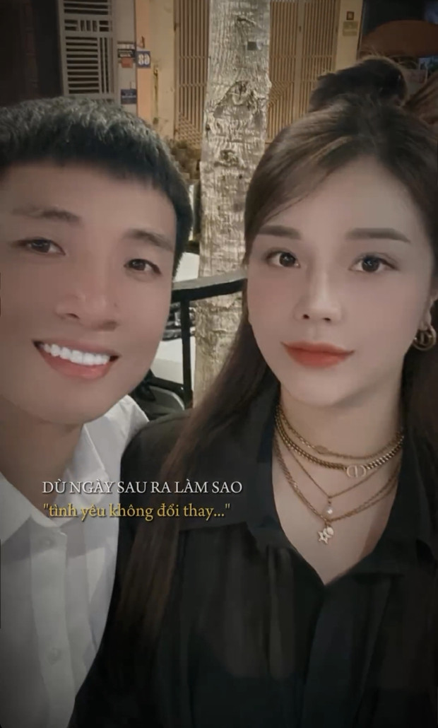 Đặc biệt Khánh Linh mới đây còn đăng ảnh hai vợ chồng kèm lời bài hát: "Dù ngày sau ra làm sao, tình yêu không đổi thay".