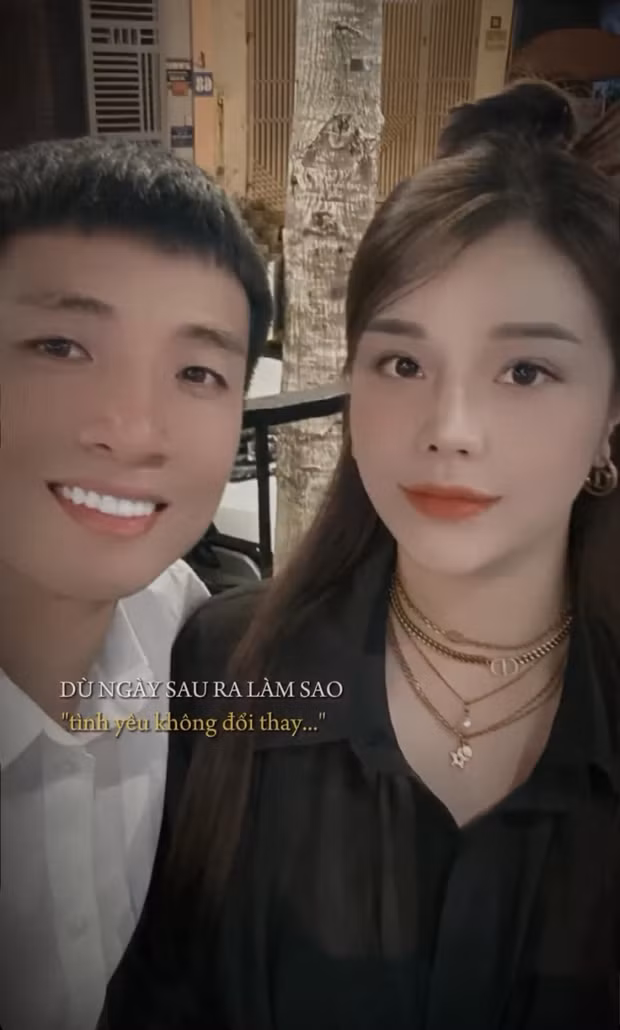 Đặc biệt Khánh Linh mới đây còn đăng ảnh hai vợ chồng kèm lời bài hát: "Dù ngày sau ra làm sao, tình yêu không đổi thay".