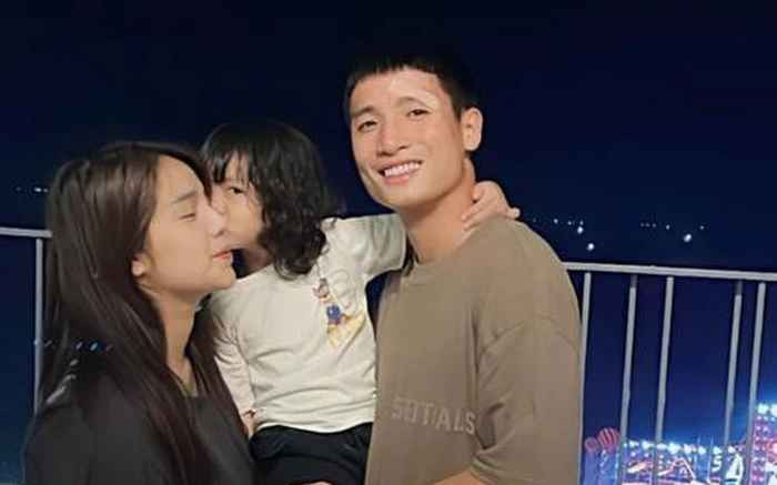 Trước đó, dân mạng không khỏi bất ngờ khi vợ chồng trung vệ đội tuyển Việt Nam liên tiếp có những lùm xùm trên mạng xã hội từ việc Khánh Linh để chế độ độc thân, viết bài tâm trạng đến tìm chồng trên mạng.