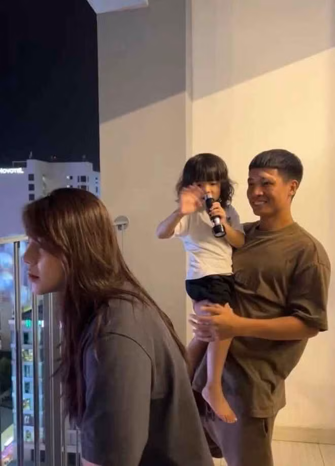 Nhưng sau cùng khi sóng gió đã qua đi Tiến Dũng và Khánh Linh lại hạnh phúc bên hai cô công chúa nhỏ.