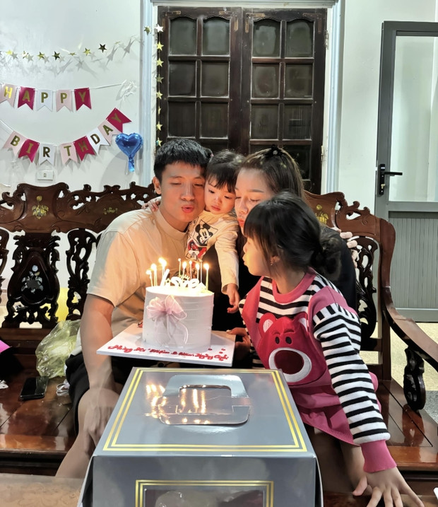 Nhìn vợ chồng trung vệ sinh năm 1995 hạnh phúc đong đầy thế này, người hâm mộ của Tiến Dũng cũng phần nào an tâm.