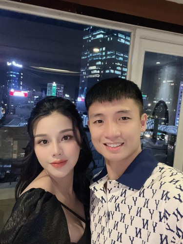 Trong giới cầu thủ Việt Nam, Bùi Tiến Dũng là cầu thủ chăm chỉ đăng tải ảnh vợ lên mạng xã hội nhất.