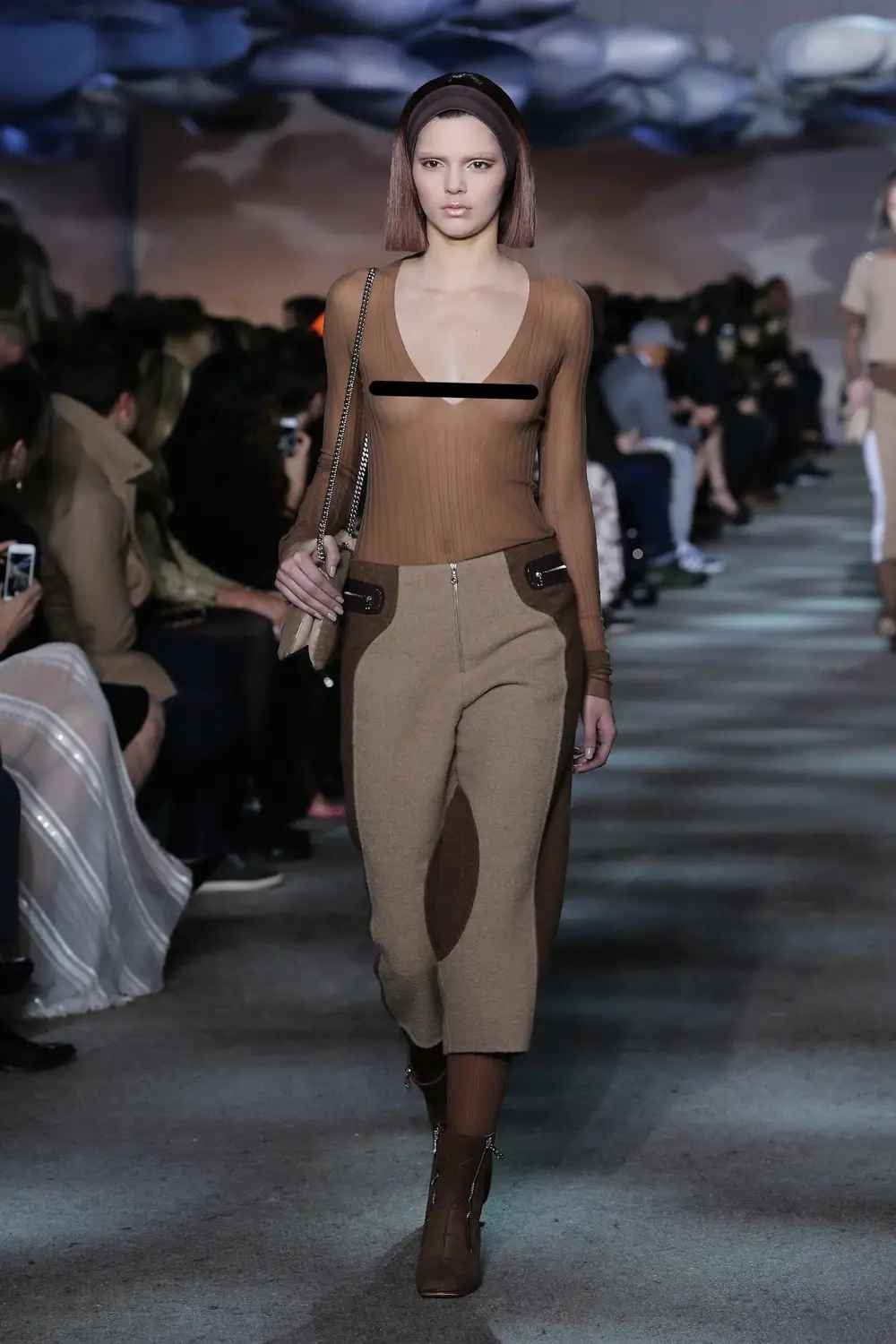 Mỗi lần xuất hiện nàng mẫu này lại khiến dân mạng dậy sóng vì vóc dáng quá đỗi hoàn hảo cùng phong cách thời trang khó có thể chê.