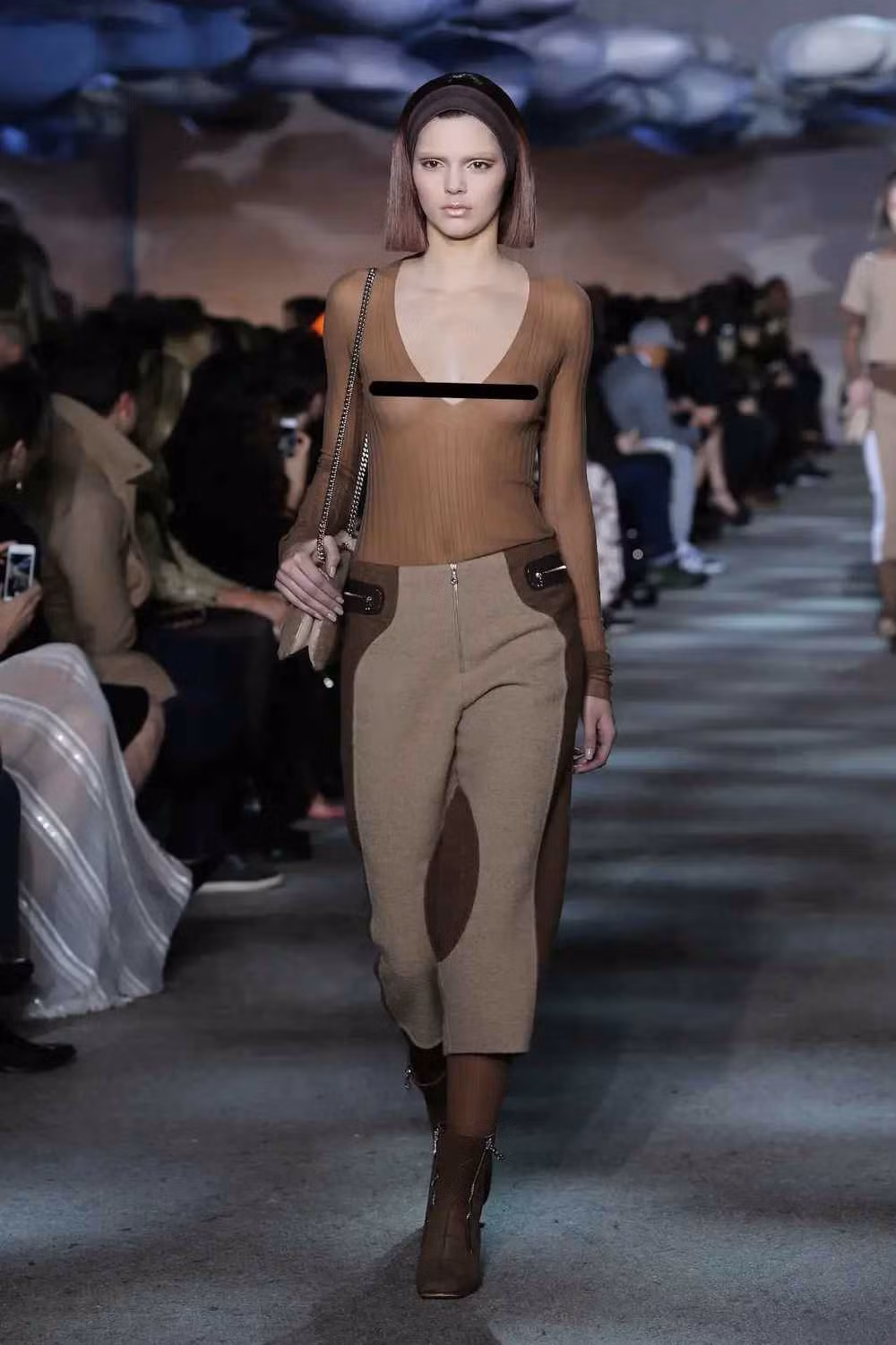 Mỗi lần xuất hiện nàng mẫu này lại khiến dân mạng dậy sóng vì vóc dáng quá đỗi hoàn hảo cùng phong cách thời trang khó có thể chê.