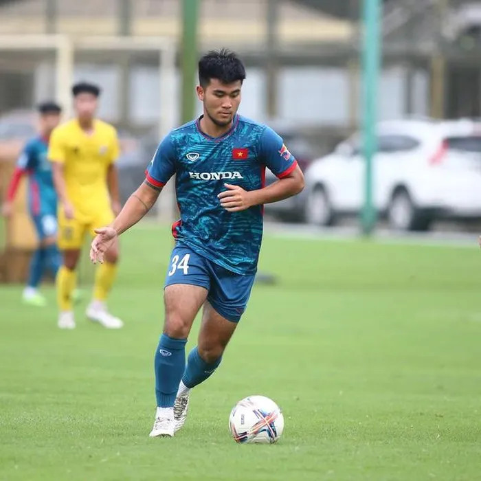 Thái Bá Đạt sinh năm 2005 trưởng thành từ lò đào tạo PVF, hiện đang chơi cho CLB PVF-CAND.