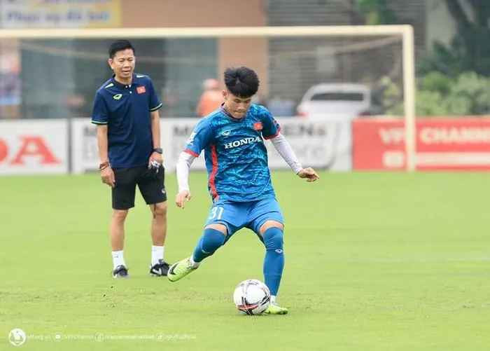 Tiền đạo Lê Đình Long Vũ sinh năm 2006 trưởng thành từ lò đào tạo Sông Lam Nghệ An. Tiền đạo quê Hà Tĩnh đã vô địch U13 Quốc gia, sau đó về hạng ba tại giải U15 Quốc gia 2020.