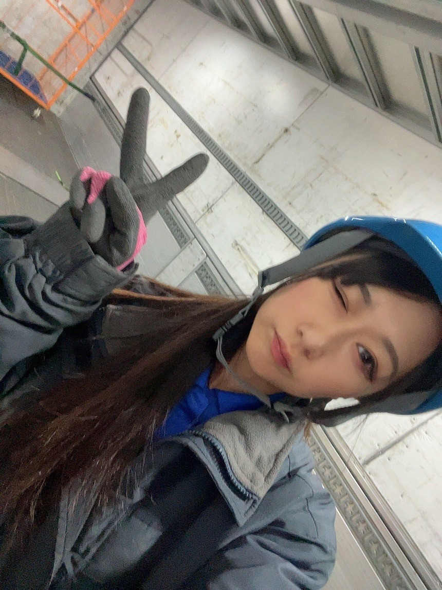 Thời trung học, Kana từng là thành viên đội bóng đá. Cô làm thêm tại các công ty chuyển nhà cũng như kho hàng. Những công việc này giúp cô tiếp xúc nhiều với các tài xế xe tải và hiểu sâu hơn về ngành nghề này.