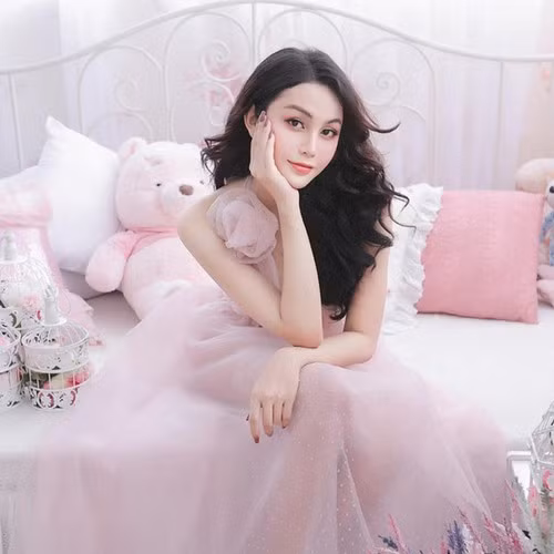 Trước Lương Mỹ Kỳ, câu chuyện về lên đồ đi ăn cưới quá "ô dề" chiếm sóng của cô dâu từng trở thành chủ đề tranh luận lớn của netizen.