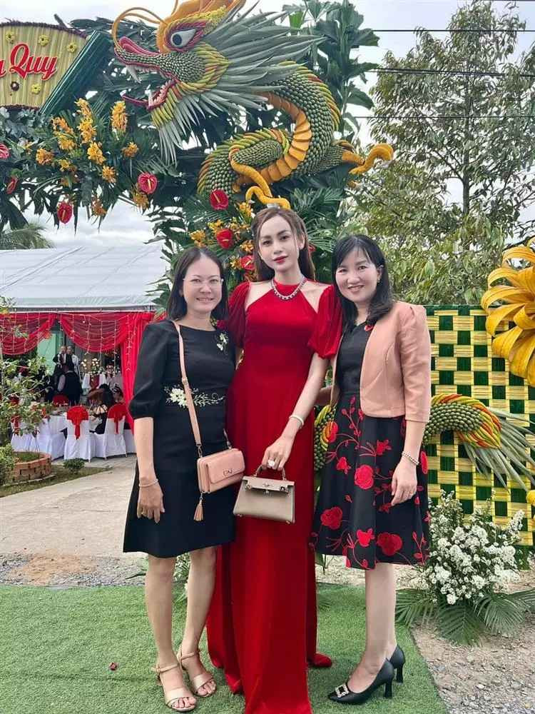 Từng liên tiếp bị netizen đánh giá có phong cách thời trang "ô dề", mới đây, hot girl chuyển giới Lương Mỹ Kỳ tiếp tục gây chú ý khi về quê dự ngày vui bạn thân nhưng lại kém duyên diện đồ "lấn át" toàn tập nhân vật chính.