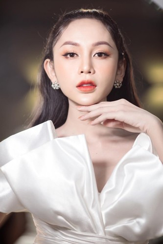 Được biết, cô dâu chính là bạn học thân thiết, người đã gắn bó cùngLương Mỹ Kỳ từ khi cô còn chưa chuyển giới.