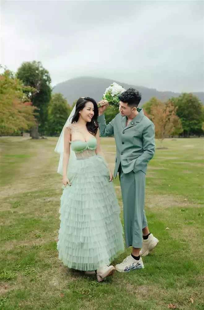 Mới đây, Ngân 98 - Lương Bằng Quang bất ngờ có chia sẻ liên quan tới việc kết hôn và có con sau hơn 6 năm yêu đương thị phi.