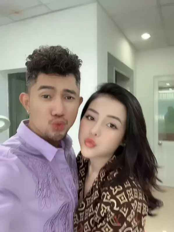 Cho nên Ngân với chú Quang đang có ý định qua nước ngoài để mua tinh trùng của người nước ngoài về cấy, sinh con ra cho nó đẹp. Những lúc mình bực tức mình thấy con mình dễ thương quá, đẹp quá sao mình nỡ bực với nó được, mình nỡ tức với nó được?", Ngân 98 nói thêm.