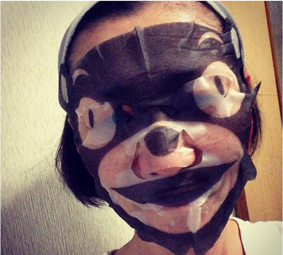 Một số nickname để lại bình luận: "Ối giời hết hồn, nhìn qua em tưởng xác ướp nào mới được khai quật" hay "Sẵn đôi vớ đi cả ngày đưa lên mũi cho ngửi là thấy ngay tác dụng nha bác"...