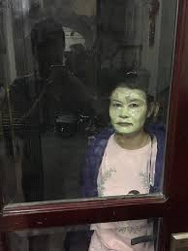 Theo N.T.Đ miêu tả, vợ anh nằm ngủ trên giường, vì lạnh nên dùng một chiếc chăn quấn kín người Đã vậy còn đắp kín mặt nạ màu trắng toát, chỉ còn trơ trơ mỗi đôi mắt và bờ môi.