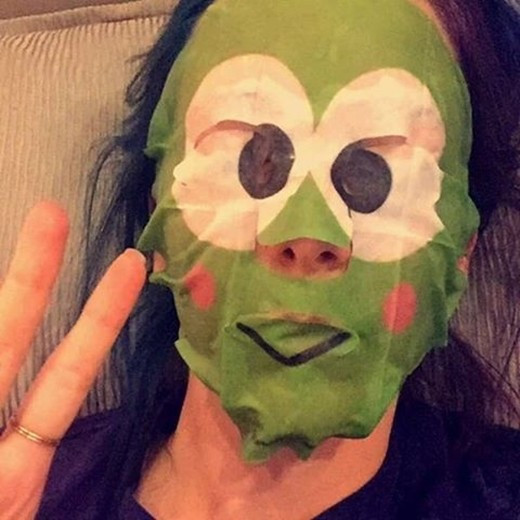 Thực tế, đây cũng không phải là trường hợp hiếm hoi, trước đó rất nhiều anh chồng đăng ảnh bị vợ "dọa ma" khi đắp mặt nạ.