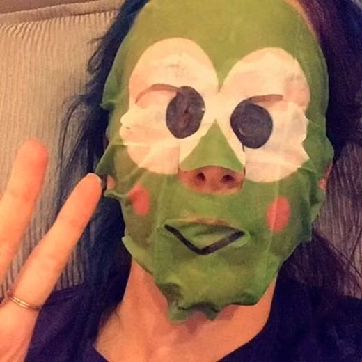 Thực tế, đây cũng không phải là trường hợp hiếm hoi, trước đó rất nhiều anh chồng đăng ảnh bị vợ "dọa ma" khi đắp mặt nạ.