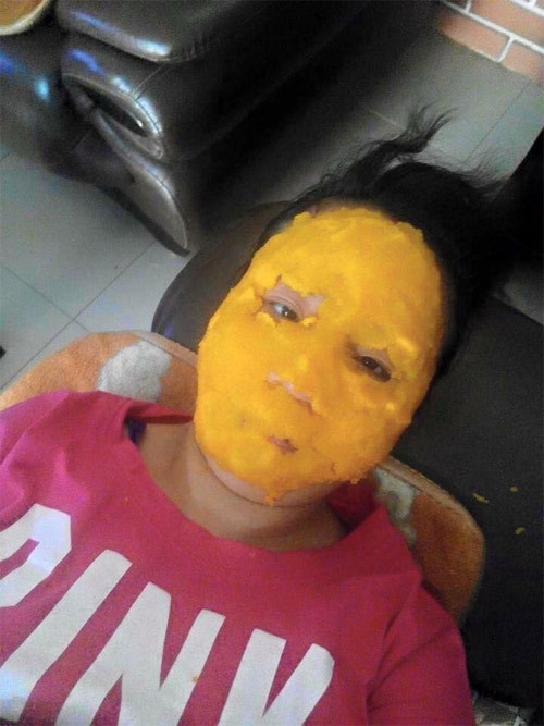 Màn đắp mặt nạ bí đó có phần giống phim kinh dị.