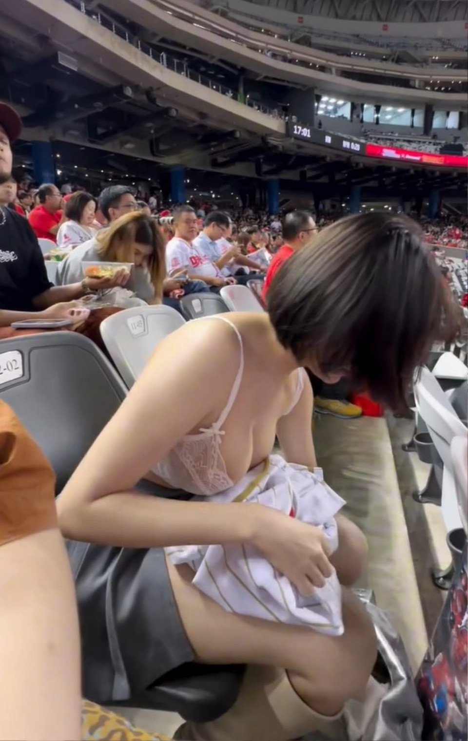 Ban đầu, người mẫu tóc ngắn diện mẫu áo thun nữ tính bình thường. Trong lúc trận đấu đang diễn ra, Dương Thần cởi hẳn áo để lộ nội y bên trong thu hút nhiều ánh mắt của những cổ động viên khác. Sau đó, cô nàng khoác một chiếc áo thun bóng chày ở bên ngoài.