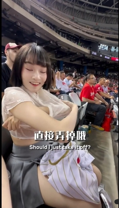 Tuy nhiên, bộ phận khán giả khác lại cho rằng nữ người mẫu nên biết tiết chế, giữ kẻ ở chốn đông người. Bởi xung quanh cô nàng vẫn còn có nhiều người đàn ông khác đang thưởng thức trận đấu.