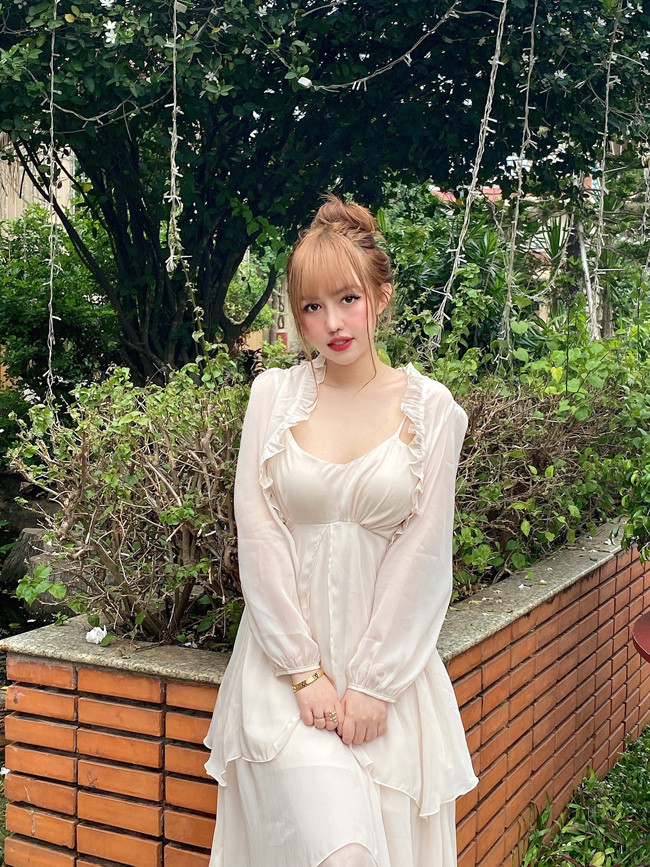 Ngoại hình đẹp đem đến cho Trúc Quỳnh rất nhiều cơ hội, một trong số đó là cơ hội dấn thân vào con đường nghệ thuật.