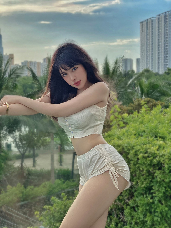 Theo đuổi gu ăn mặc quyến rũ, mỗi bức hình hot girl Trúc Quỳnh chia sẻ trên Facebook hay Instagram đều thu hút hàng nghìn lượt “thả tim”