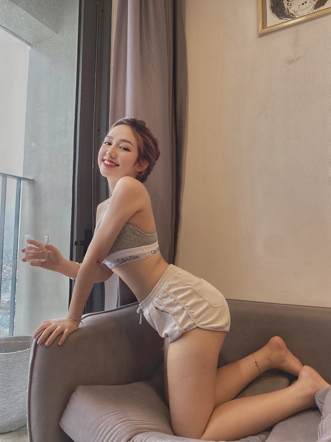 Thời điểm đó, Trúc Quỳnh bị bạn bè đăng loạt ảnh "dìm hàng" lên mạng xã hội, kèm theo những câu chuyện không có thật. Bên dưới mỗi bức ảnh là những lời trêu chọc, miệt thị ngoại hình và nhiều câu chuyện bịa đặt khiến hot girl 9X đọc đến đâu nổi da gà đến đó.