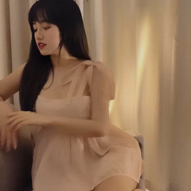 Trúc Quỳnh hiện là sinh viên ngành Ngôn ngữ Anh tại trường Đại học Nguyễn Tất Thành. Ngoài ra, cô nàng còn học thêm về thanh nhạc.